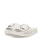 Weiße Rieker Damen Pantoletten W1453-80 mit Gummizug sowie trendigen Schnalle. Schuhpaar seitlich schräg.