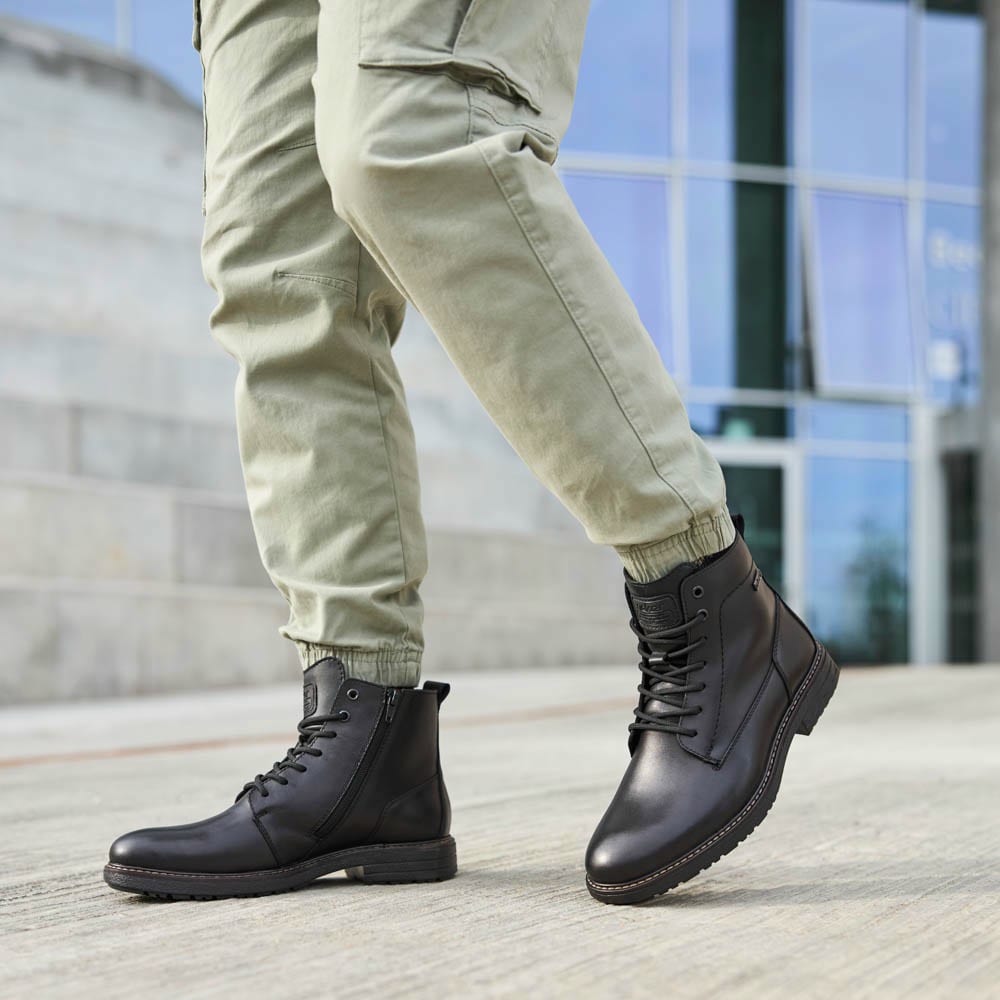 Schwarze Rieker Herren Schnürstiefel 33143-00 getragen