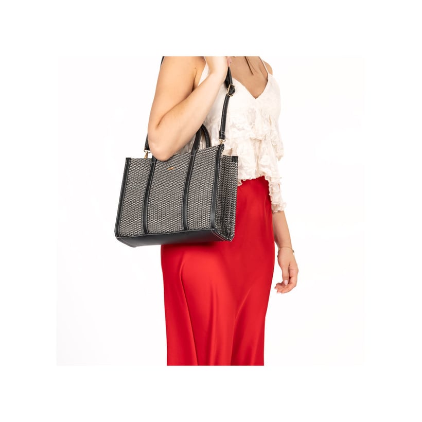 Sac à main Rieker H1013-92 noir avec style raphia et fermeture éclair. Porté.