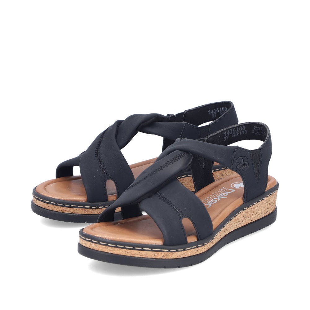 Sandales à lanières Rieker noires femme V4161-00 avec bande élastique. Chaussures inclinées sur le côté.