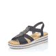 Tiefschwarze Rieker Keilsandaletten V02C1-00 mit einem Elastikeinsatz. Schuh seitlich schräg.