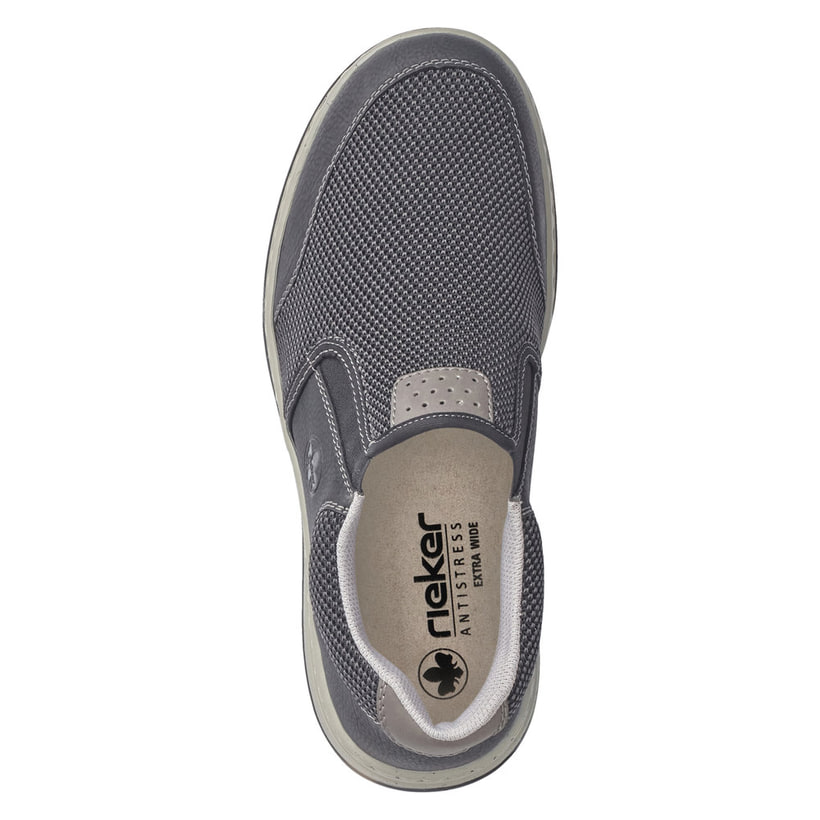 Schwarze Rieker Herren Slipper 17363-00 mit einem Gummizug sowie Extraweite H. Schuh von oben.