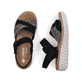 Schwarze Rieker Keilsandaletten 69269-00 mit trendiger Schnalle. Schuh von oben, liegend.