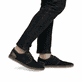 Schwarze Rieker Herren Schnürschuhe B5249-00 mit der Komfortweite G 1/2. Schuh am Fuß.
