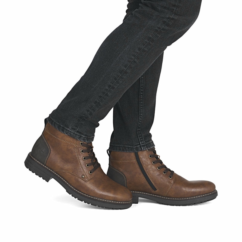 Karamellbraune Rieker Herren Schnürstiefel 33140-25 mit einer robusten Profilsohle. Schuh am Fuß