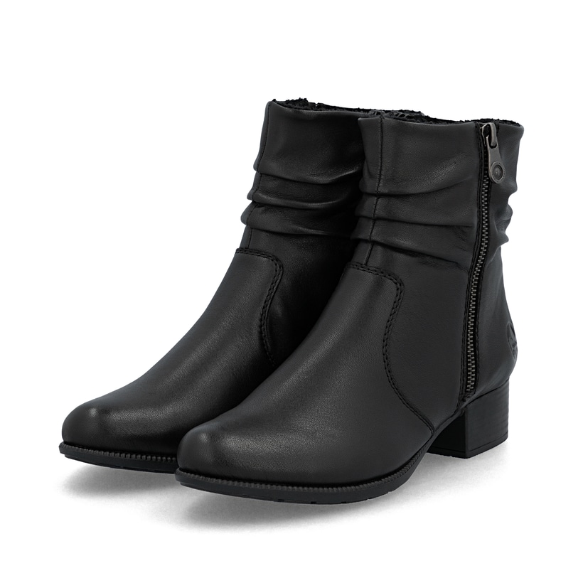 Schwarze Rieker Damen Stiefeletten 78656-00 aus Glattleder mit Reißverschluss. Schuhpaar seitlich schräg.