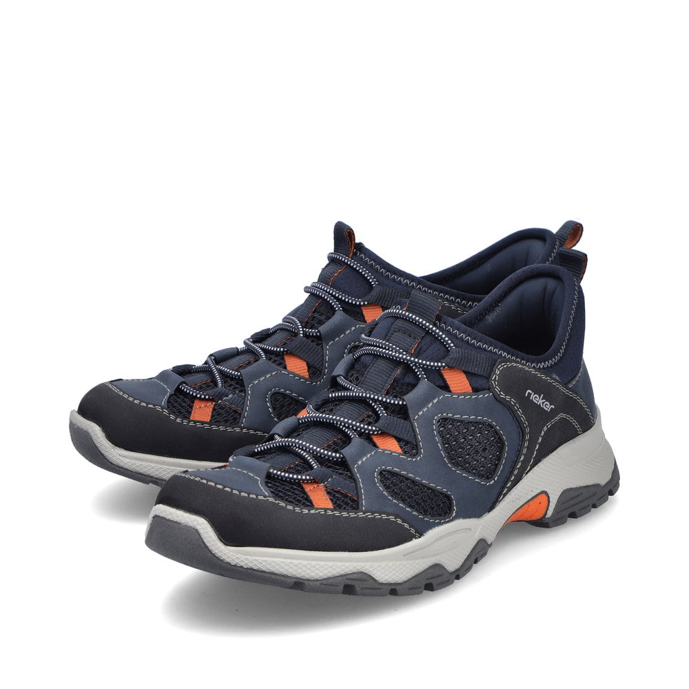 Blaue Rieker Herren Slipper B8350-14 mit Ready2GO Slip-in Feature sowie Gummizug. Schuhpaar seitlich schräg.