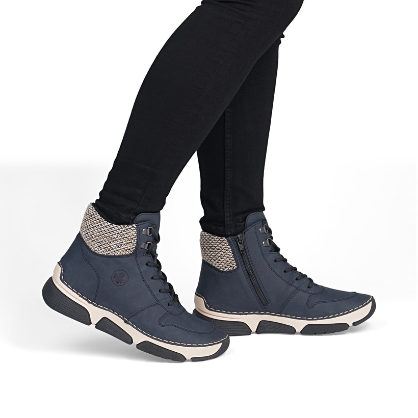 Dunkelblaue Rieker Damen Schnürstiefel 45955-15 mit Strick-Kragen. Schuh am Fuß.