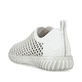 Weiße Rieker Damen Slipper N0965-80 in Löcheroptik mit einem Gummizug. Schuh von hinten.
