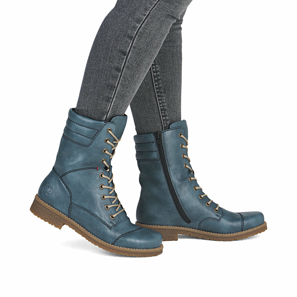Hellblaue Rieker Damen Schnürstiefel 73570-14 mit gepolstertem Schaftrand. Schuh am Fuß.