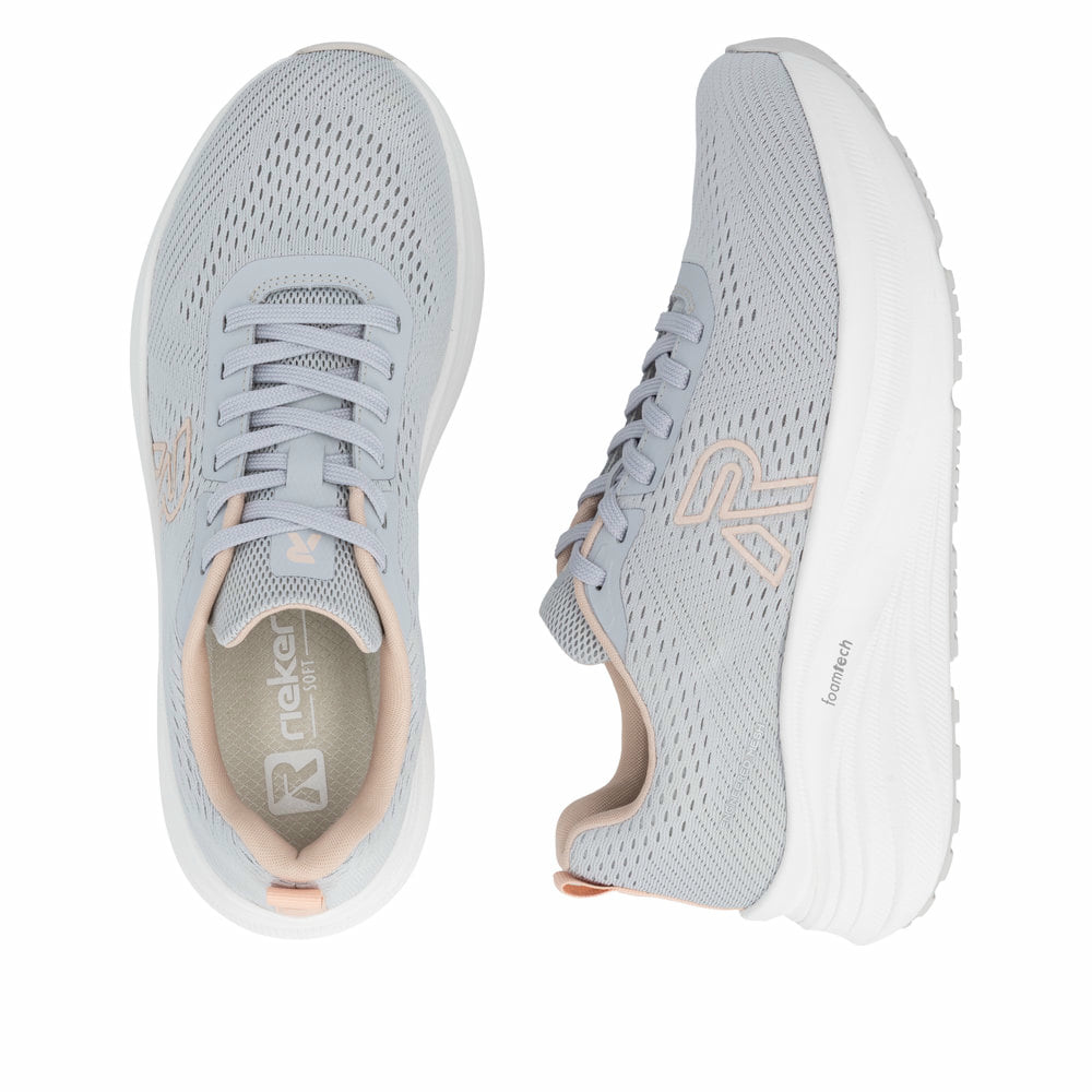 Graue Rieker Damen Sneaker Low W4101-41 mit Schnürung sowie abgesetztem Logo. Schuh von oben, liegend.