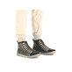 
Graphitgraue Rieker Damen Kurzstiefel Z1226-45 mit einer robusten Profilsohle. Schuh am Fuß