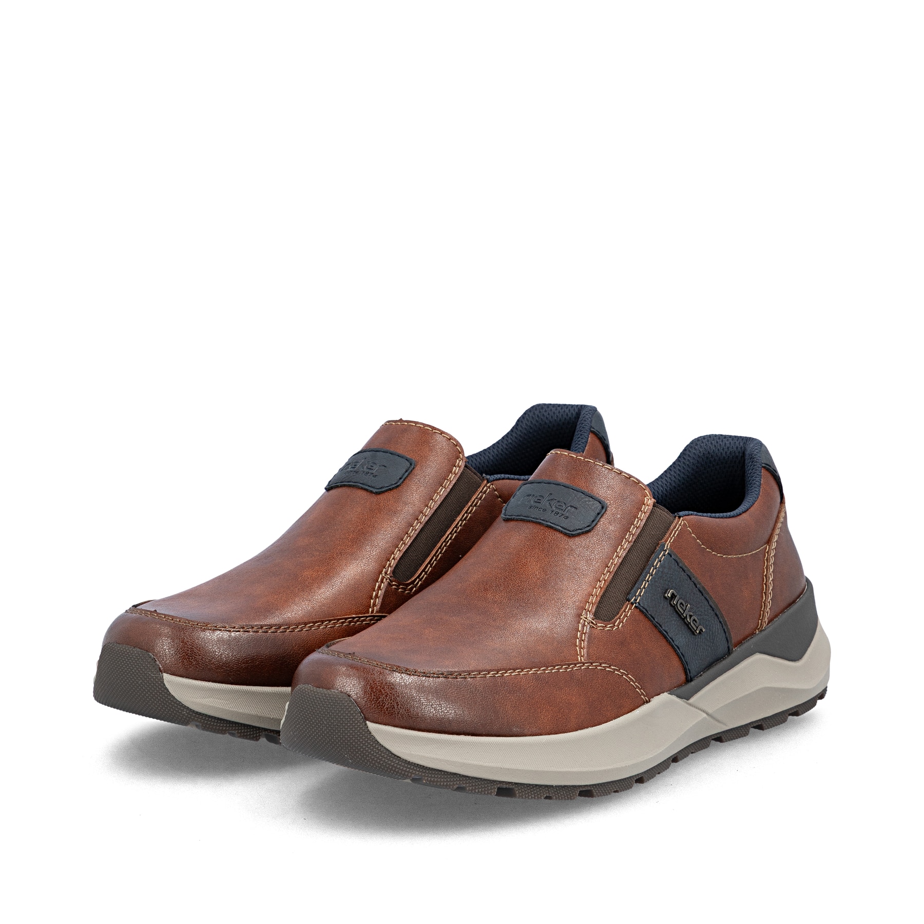Braune Rieker Herren Slipper 06055-24 aus Glattleder mit einem Gummizug. Schuhpaar seitlich schräg.