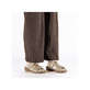 Grüne Rieker Damen Pantoletten 60885-54 mit einem Klettverschluss. Schuh am Fuß.