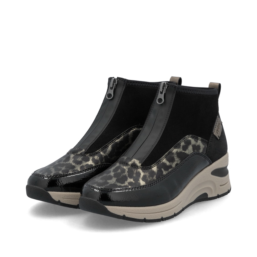 Schwarze Rieker Damen Sneaker High N9362-00 mit Leo-Print sowie Reißverschluss. Schuhpaar seitlich schräg.
