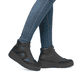 Weiße Rieker Damen Slipper N2162-80 mit Gummischnürung sowie geprägtem Logo. Schuh Außenseite gespiegelt.