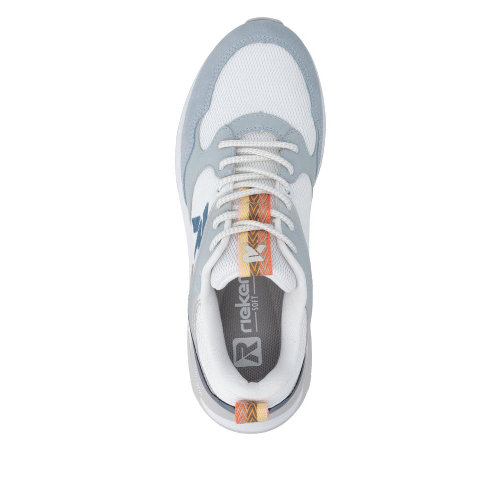 Weißblaue Rieker Damen Sneaker Low W2506-80 mit Schnürung sowie abgesetztem Logo. Schuh von oben.