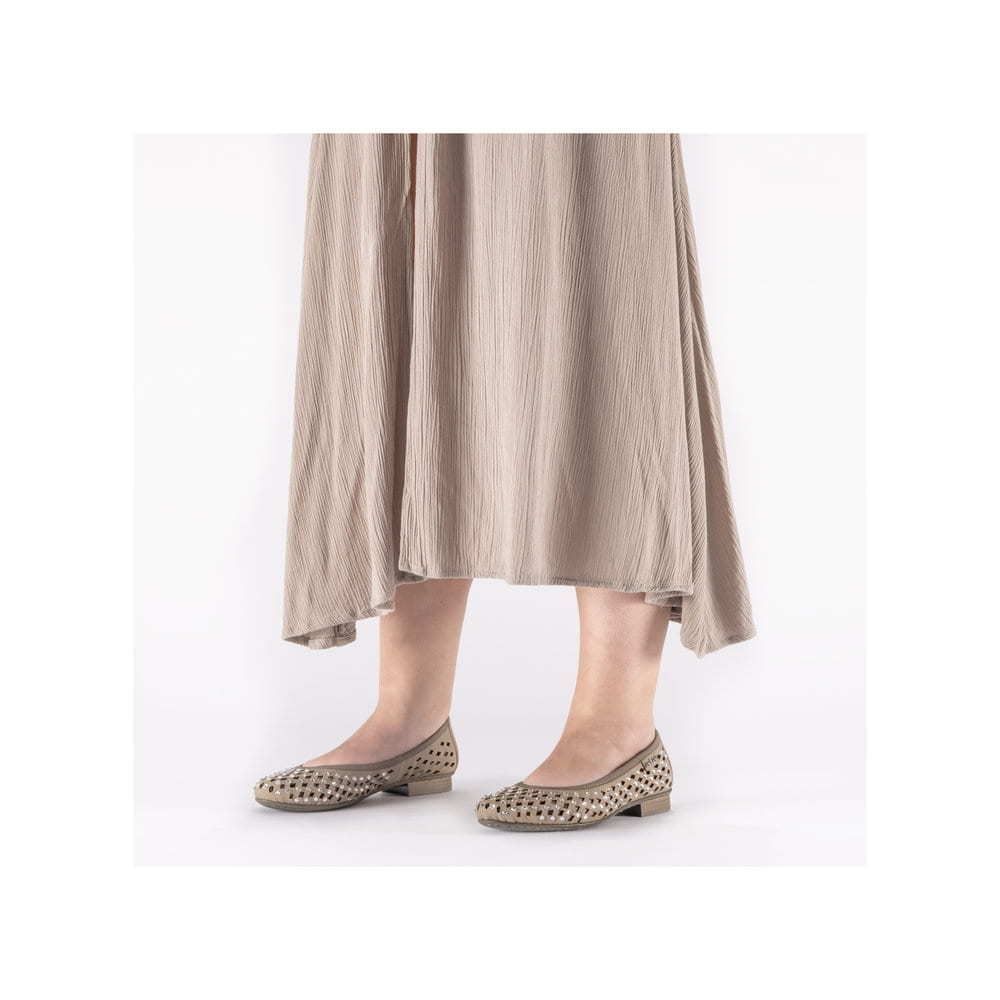 Beige Rieker Ballerinas 51985-64 mit Strasssteinen sowie extra weicher Decksohle. Schuh am Fuß.
