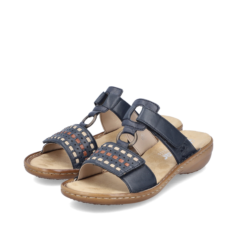 Blaue Rieker Damen Pantoletten 60842-14 mit Klettverschluss sowie Löcheroptik. Schuhpaar seitlich schräg.