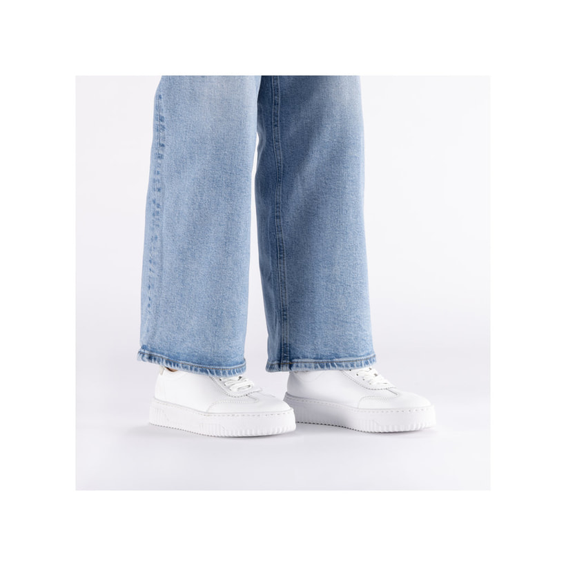 Baskets basses Rieker blanches femme N9910-80 en cuir lisse avec lacets. Chaussure au pied.