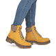 Ockerfarbene Rieker Damen Schnürstiefel Y8130-68 aus Rauleder. Schuh am Fuß.