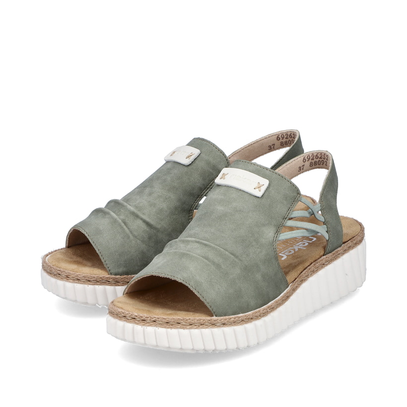 Grüne Rieker Keilsandaletten 69262-52 mit modischen Raffungen sowie Gummizug. Schuhpaar seitlich schräg.