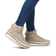 Beige Rieker Damen Sneaker High W0961-20 mit TR-Sohle mit leichtem EVA-Inlet. Schuh am Fuß.