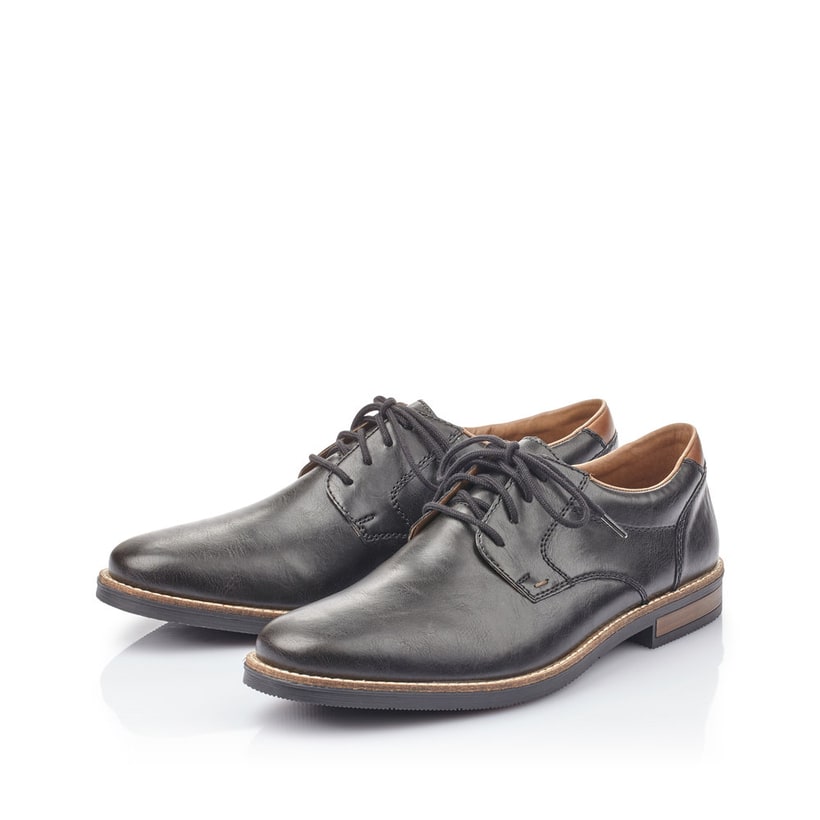 Glanzschwarze Rieker Herren Schnürschuhe 13500-00 mit der Komfortweite G 1/2. Schuhpaar seitlich schräg.