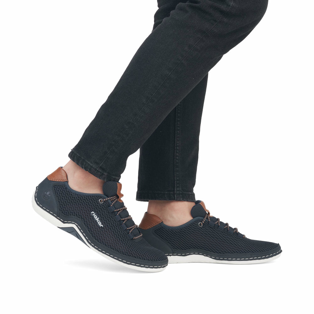 Blaue Rieker Herren Slipper 07555-14 mit Gummischnürung sowie Komfortweite G 1/2. Schuh am Fuß.