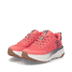 Rote Rieker Sport Damen Sneaker Low W4501-33. Schuhpaar seitlich schräg.