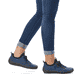 
Ozeanblaue Rieker Damen Slipper 52573-14 mit Elastikeinsatz sowie einer leichten Sohle. Schuh am Fuß