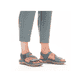 Blaue vegane Rieker Damen Trekkingsandalen 64870-14 mit einem Klettverschluss. Schuh am Fuß.