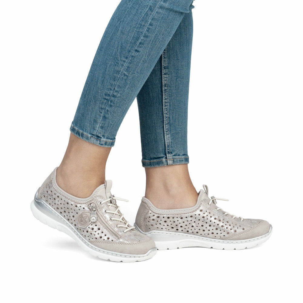 Metallische Rieker Damen Slipper L32P6-90 mit Deko-Reißverschluss sowie Gummizug. Schuh am Fuß.
