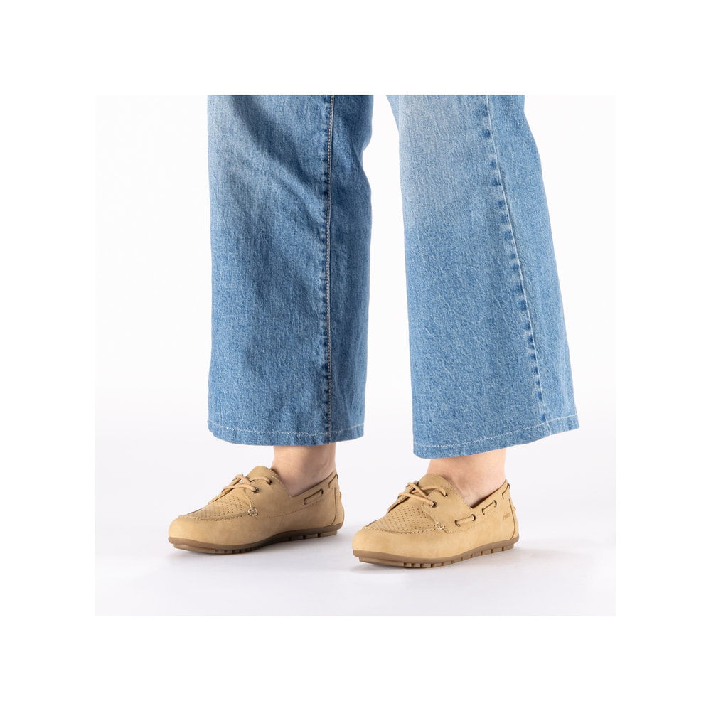 Beige Rieker Damen Schnürschuhe 43800-60 mit einer herausnehmbaren Einlegesohle. Schuh am Fuß.
