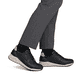 Schwarze Rieker Damen Sneaker Low M4903-03 aus Glattleder mit einer Schnürung. Schuh am Fuß.