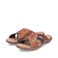Braune Rieker Herren Pantoletten 22099-25 mit der Komfortweite G 1/2. Schuhpaar seitlich schräg.