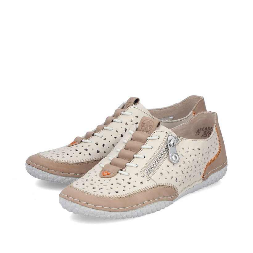 Mocassins Rieker beiges pour femme 43665-64 en cuir lisse. Chaussures inclinées sur le côté.