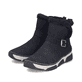 Schwarze Rieker Damen Kurzstiefel 45966-01 mit trendiger Schnalle. Schuhpaar seitlich schräg.