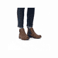 Dunkelbraune Rieker Damen Chelsea Boots 79450-24 mit einem Gummizug. Schuh am Fuß.