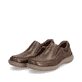 Braune Rieker Herren Slipper 03092-24 mit Elastikeinsatz sowie der Extraweite H. Schuhpaar seitlich schräg.