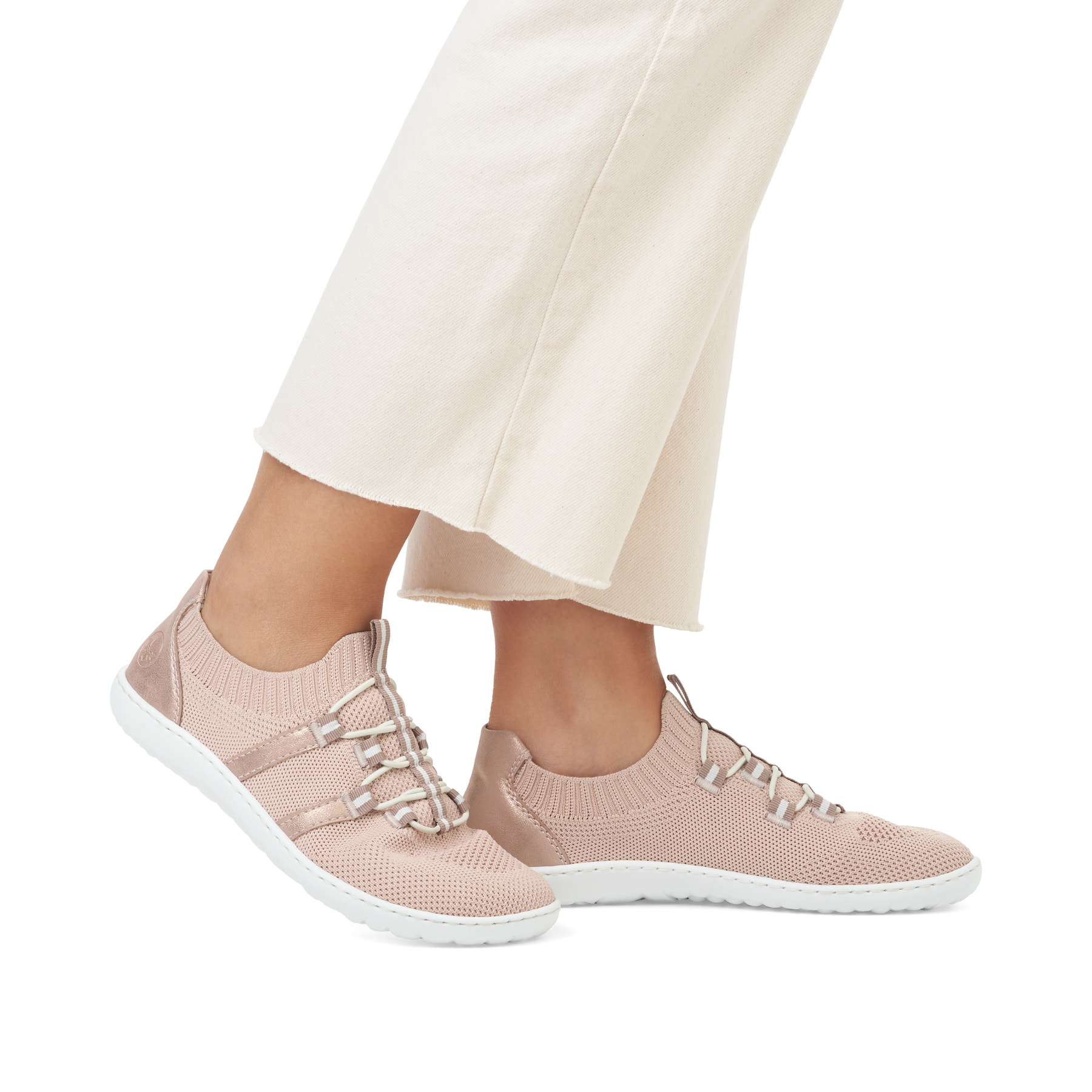 Rosane vegane Rieker Damen Slipper 52854-31, Barfußschuhe mit einem Gummizug. Schuh am Fuß.