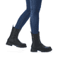 
Tiefschwarze Rieker Damen Chelsea Boots Z9180-02 mit einer robusten Profilsohle. Schuh am Fuß