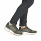 Grüne Rieker Herren Sneaker Low U1401-54 mit Schnürung sowie ultraleichter Sohle. Schuh am Fuß.