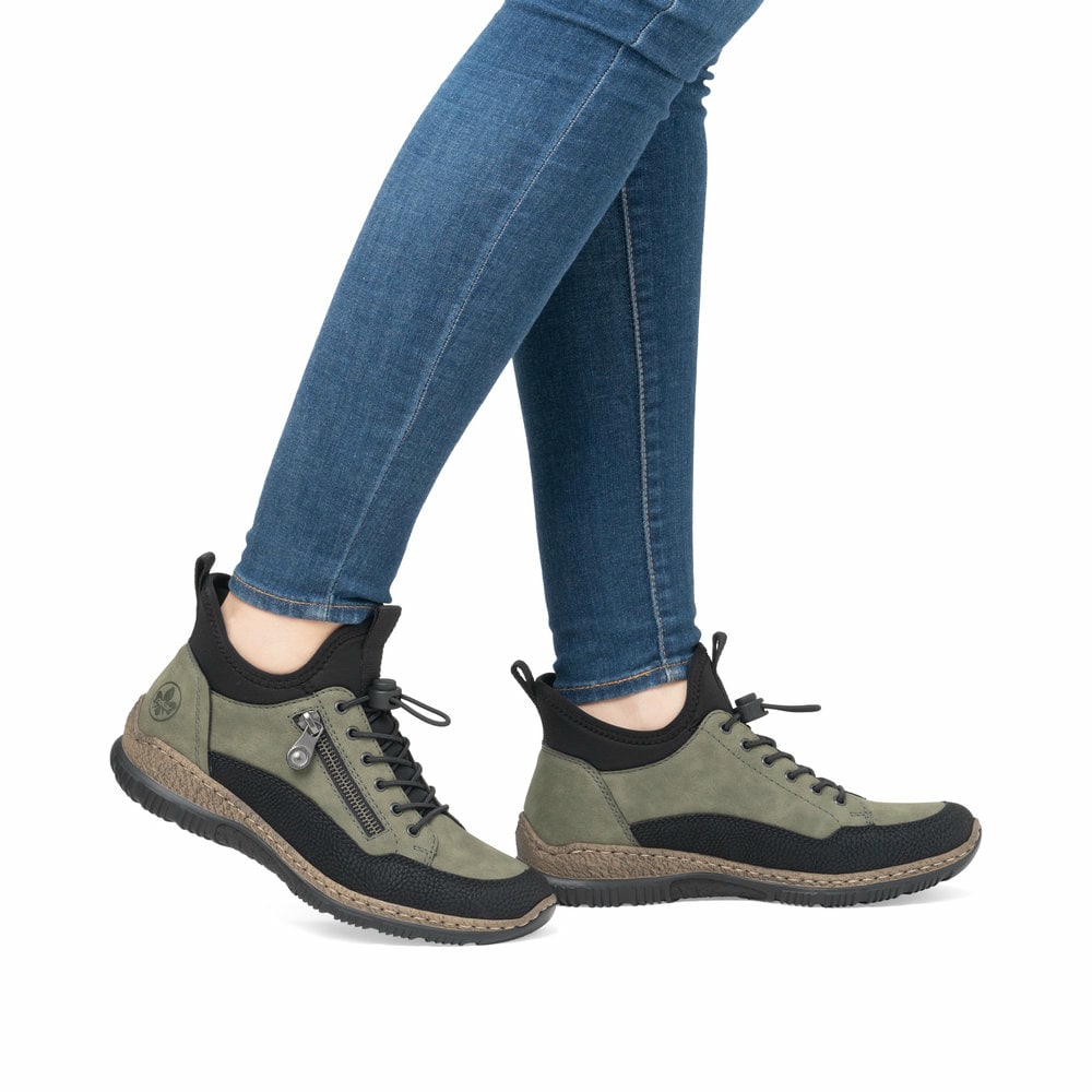 Kaktusgrüne Rieker Damen Slipper N32G3-54 mit einer Gummischnürung. Schuh am Fuß.