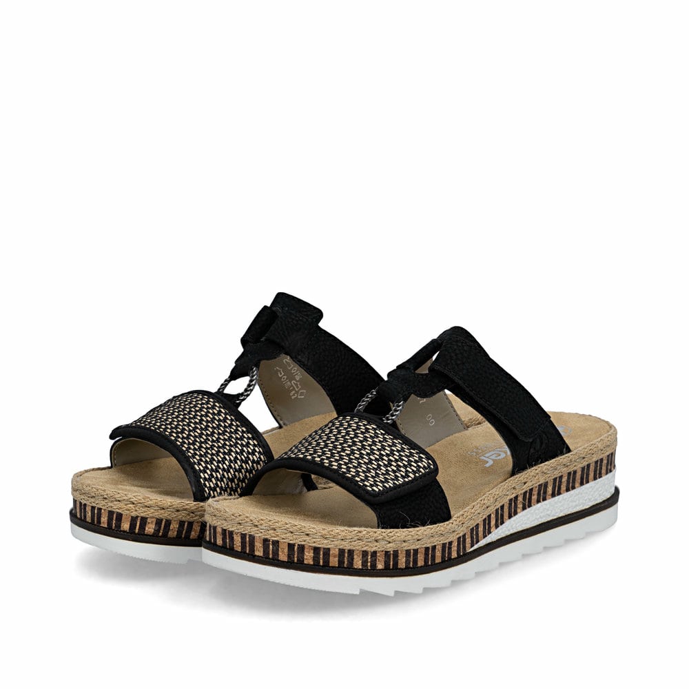 Schwarze Rieker Damen Pantoletten V7947-00 mit einem Klettverschluss. Schuhpaar seitlich schräg.