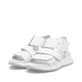 Weiße Rieker Damen Riemchensandalen W2950-80 mit einem Klettverschluss. Schuhpaar seitlich schräg.