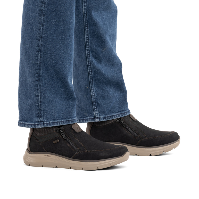 Schwarze Rieker Herren Kurzstiefel B1852-00 mit wasserabweisender TEX-Membran. Schuh am Fuß.