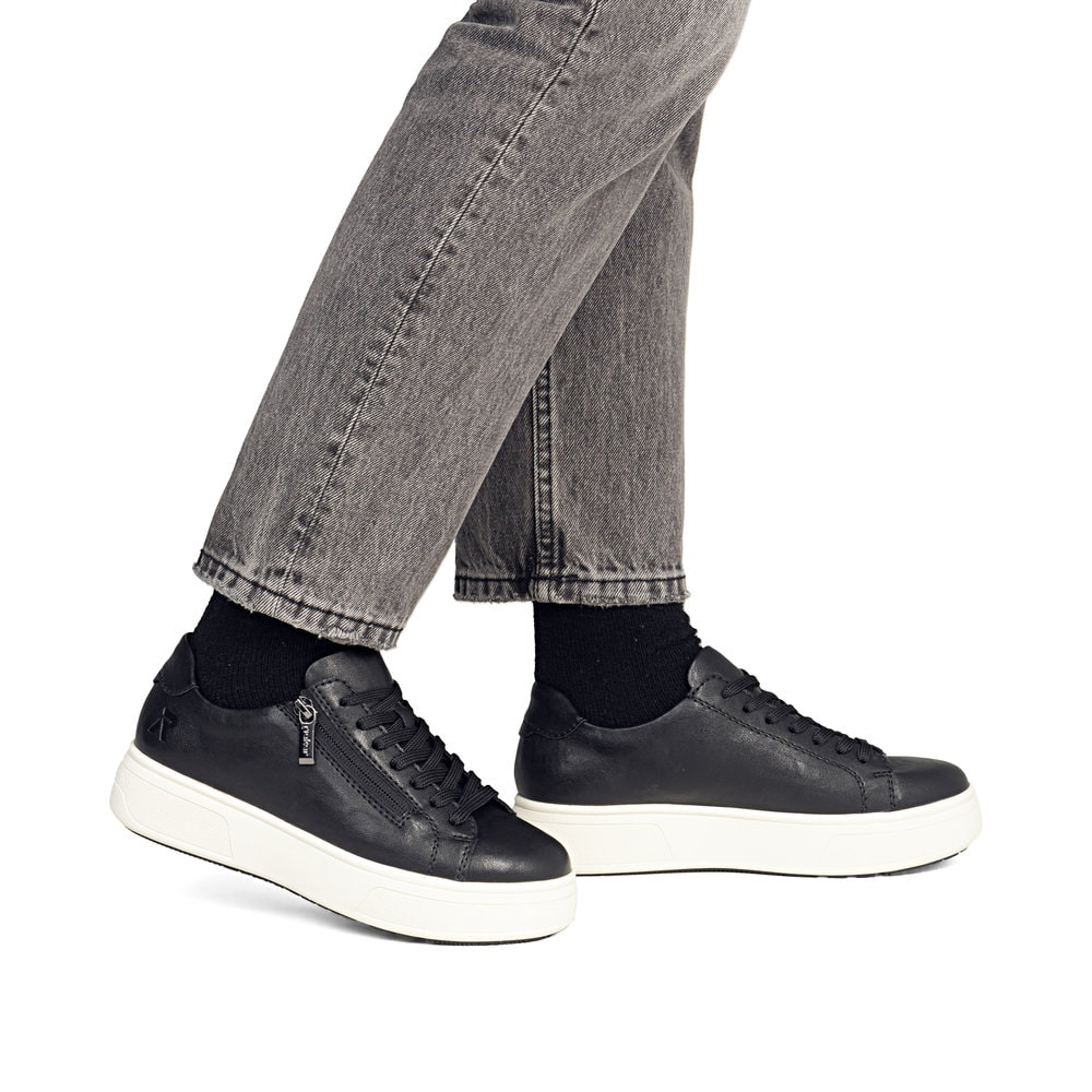 Baskets basses Rieker noires pour femme M7701-00 avec fermeture éclair. Chaussure au pied.