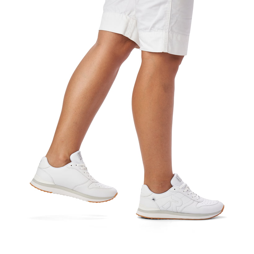 Weiße Rieker Damen Sneaker Low 42501-80 mit super leichter und flexibler Sohle. Schuh am Fuß.