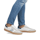 Weiße Rieker Herren Sneaker Low U2200-82 mit einer Schnürung. Schuh am Fuß.